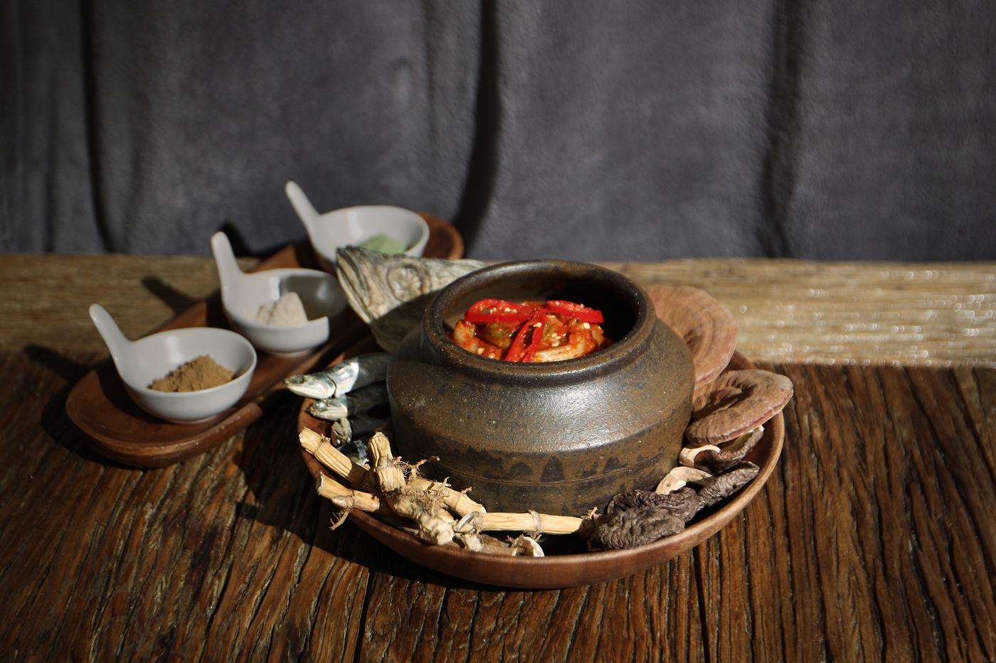 옹기 항아리와 말린 야생초로 담근 무염 유산균 김치